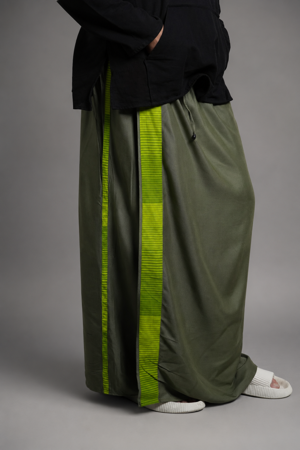 Men Olive Green Colour Pajamalungi With Green Textured Stripe Panel Pajamalungi