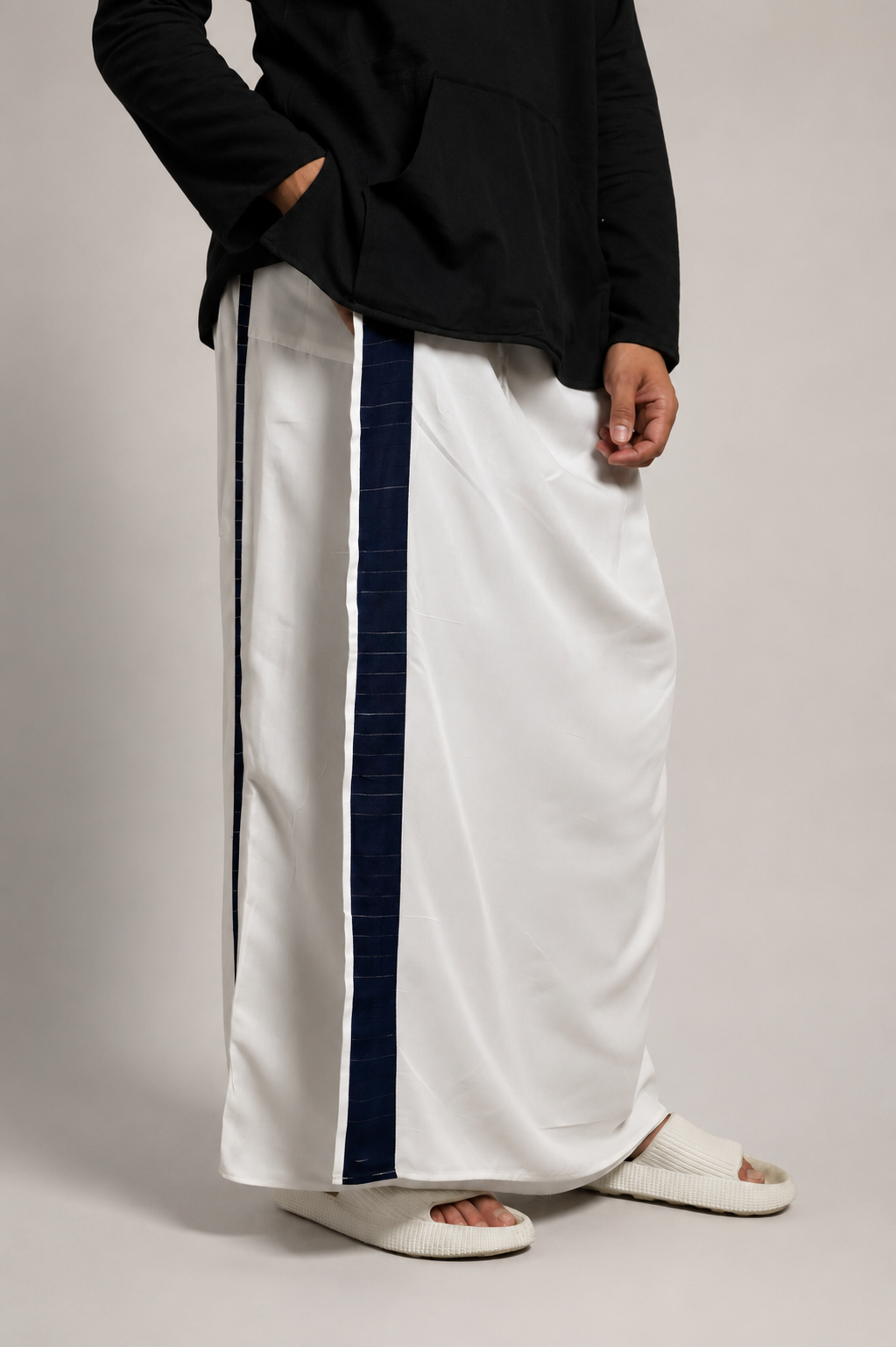 Men White Colour Pajamalungi With Textured Stripe Panel Pajamalungi