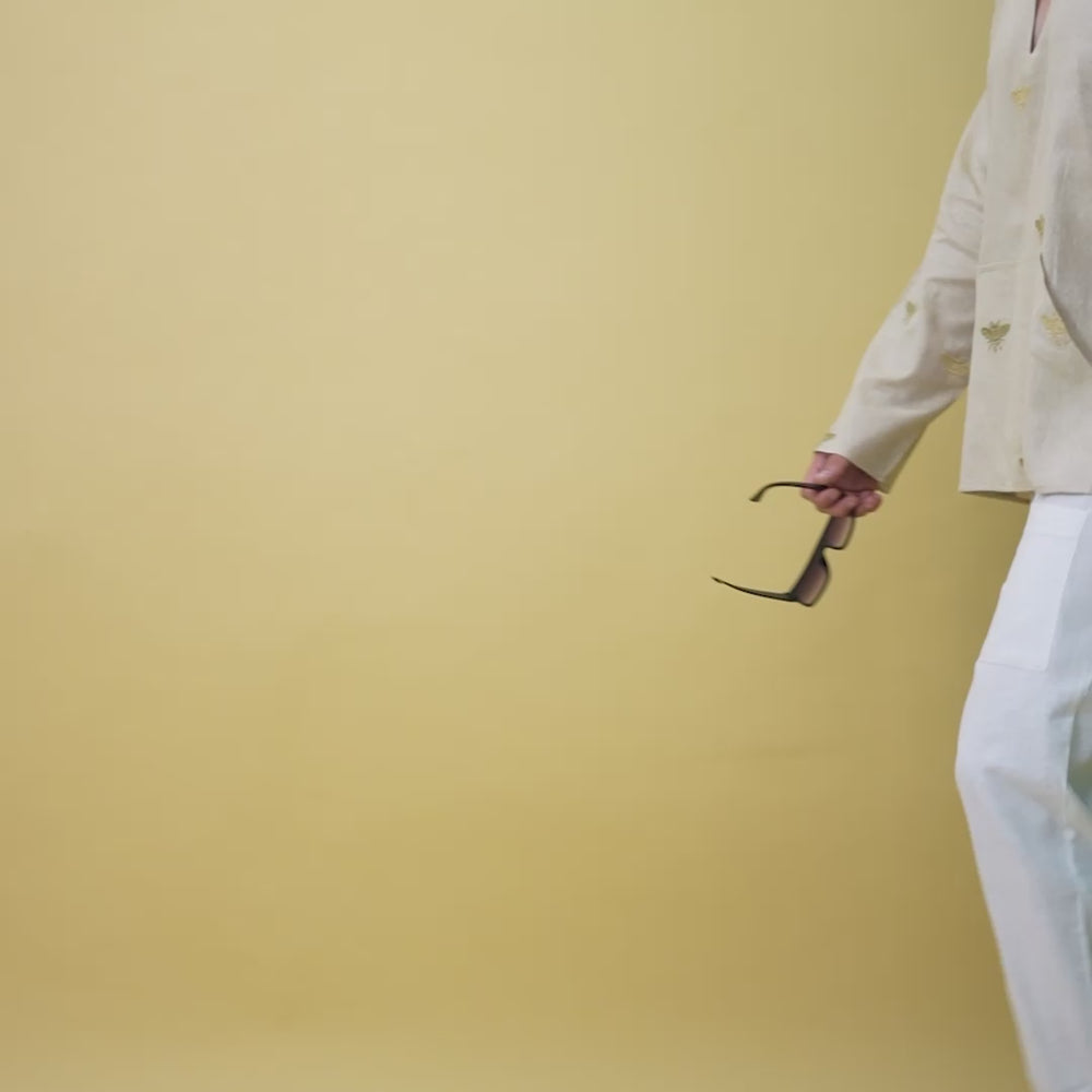 
                      
                        Charger et lire la vidéo dans la visionneuse de la galerie, Honey Bee Off Shoulder Loose Cotton Kurta
                      
                    